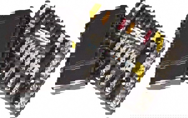 Automotive Fuse Holders; Max Amperage: 600A